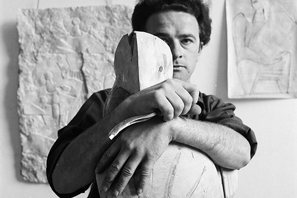 Bildhauer Prof. Wander Bertoni mit Skulptur